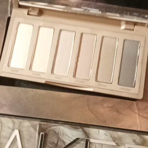 URBAN DECAY NAKED EYESHADOW VAULT - Picture 10 of 13